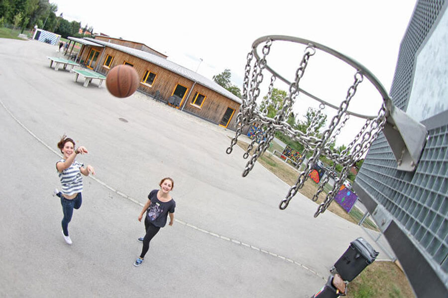 Jugendlichen spielen Basketball im Jugendhaus Moosburg
