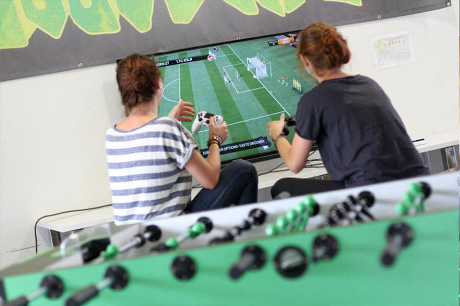 Jugendliche spiele Playstation FIFA Jugendhaus Moosburg