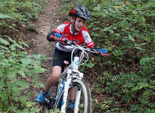 Kind fährt Mountainbike Downhill RSV Moosburg