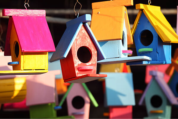 Beispielbild für bunte Vogelhäuschen im Rahmen einer Bastelveranstaltung im Ferienprogramm der Stadt Moosburg