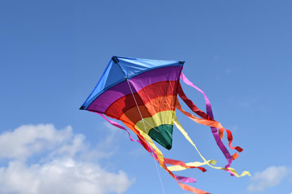 Beispielbild eines selbstgebastelten fliegenden Flugdrachens für eine Bastelveranstaltung im Ferienprogramm der Stadt Moosburg