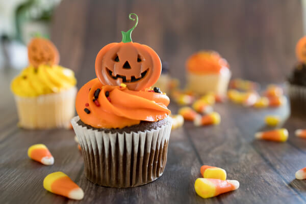 Beispielbild von verzierten Cupcakes in verschiedenen Farben mit Kürbis und Halloween Thema als Bastelveranstaltung im Ferienprogramm der Stadt Moosburg